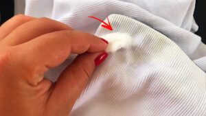 Macchie di candeggina sui vestiti? 2 soluzioni fai da te per risolvere